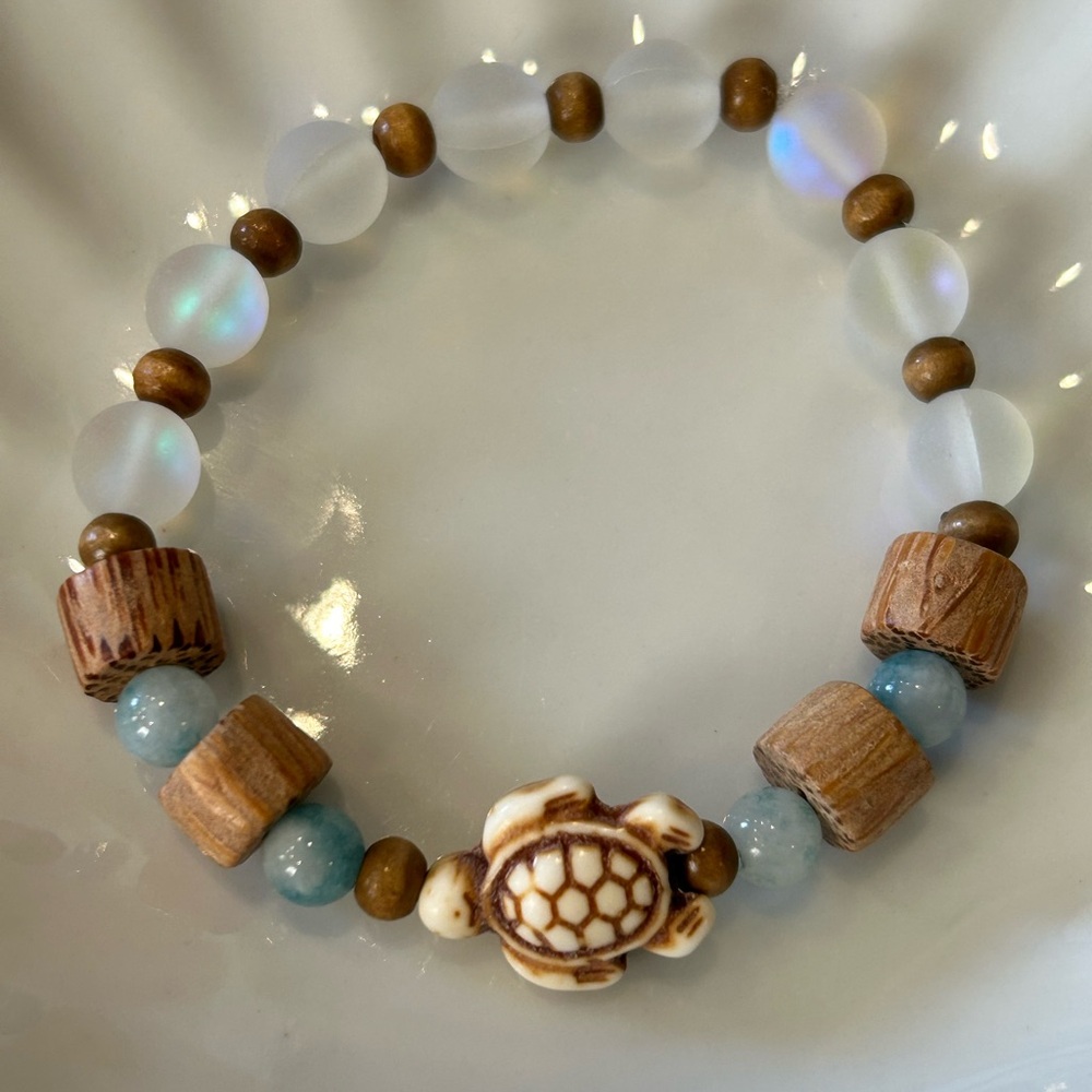 NWOT Beach inspired handcrafted turtle agate, wood & glass beaded bracel…